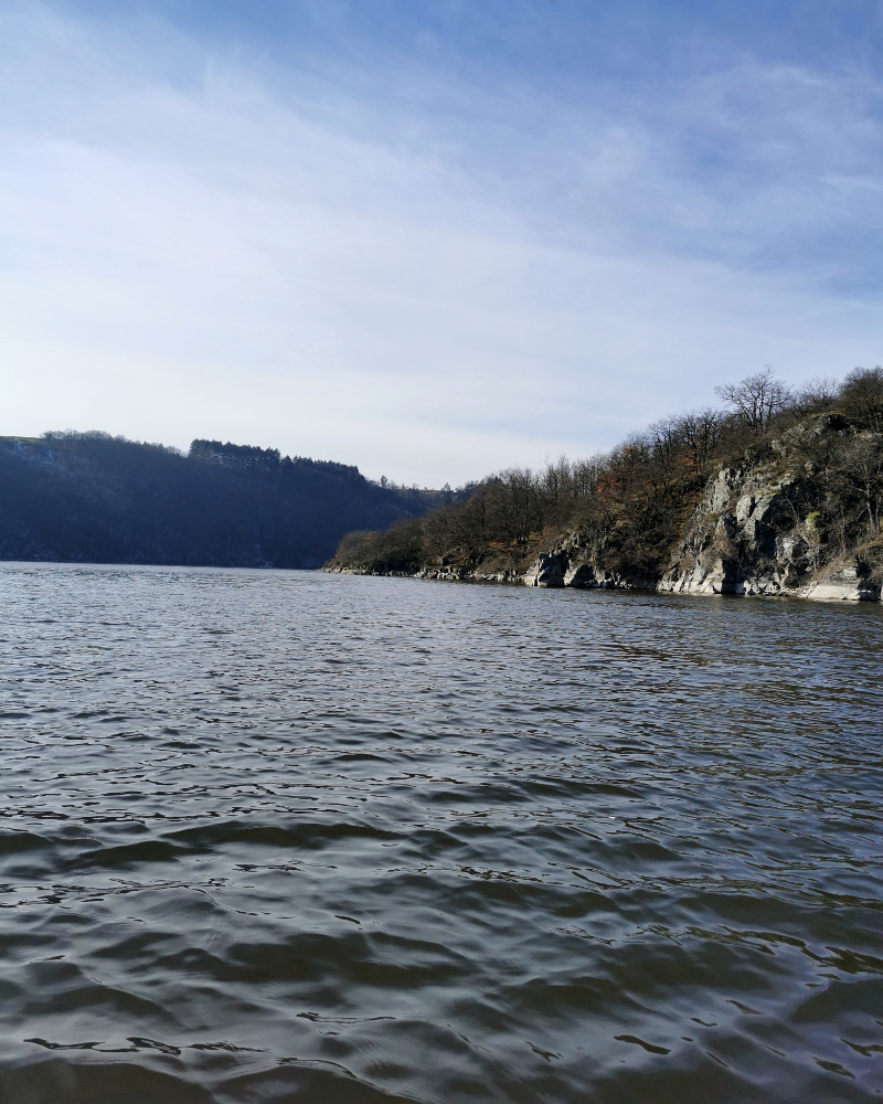 De passage sur le lac de Villerest